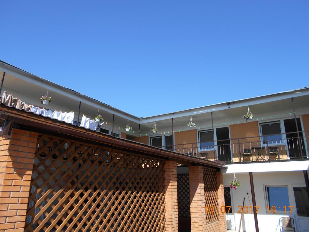 Lastochka Hotel Zaliznyy Port Ngoại thất bức ảnh