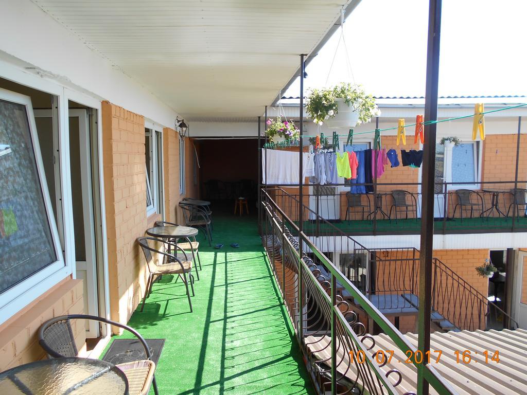 Lastochka Hotel Zaliznyy Port Ngoại thất bức ảnh