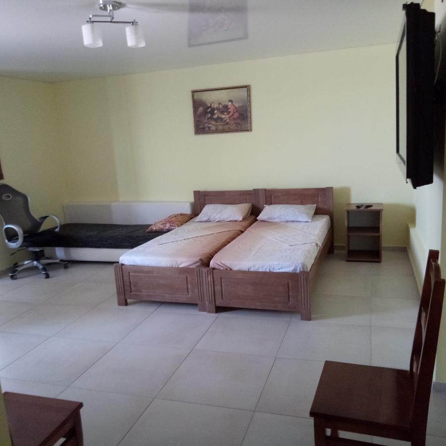 Lastochka Hotel Zaliznyy Port Ngoại thất bức ảnh
